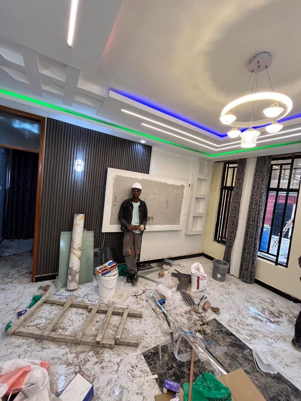 Faux plafond et éclairage LED intégré dans un bâtiment en finition