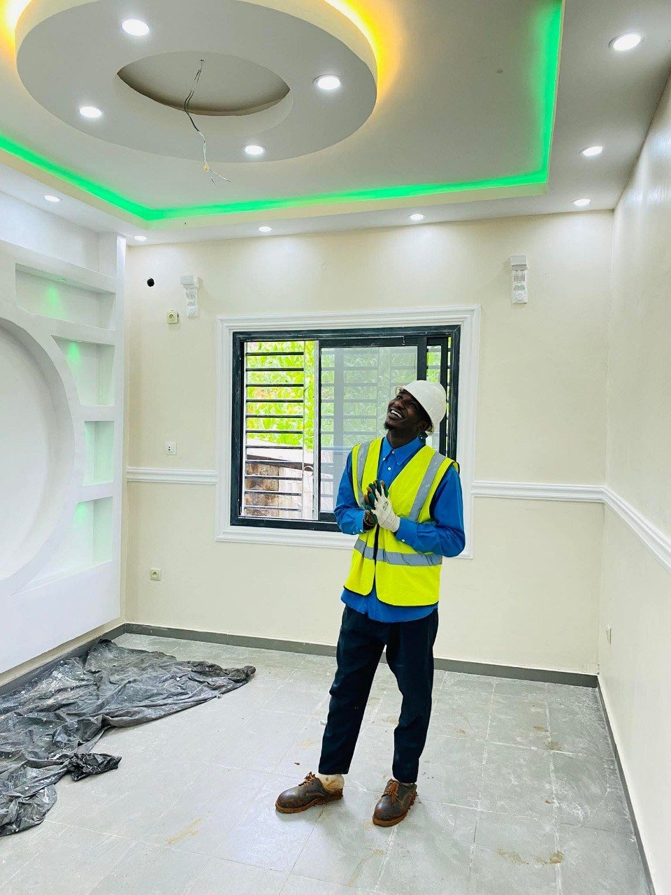 Faux plafond circulaire avec éclairage LED coloré et niches murales lumineuses