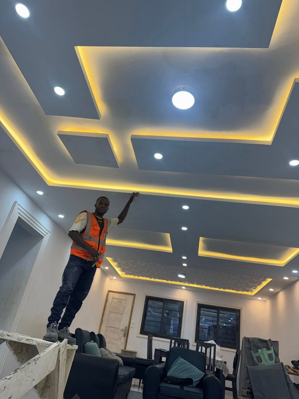 Faux plafond multi-niveaux avec corniches lumineuses LED en salon