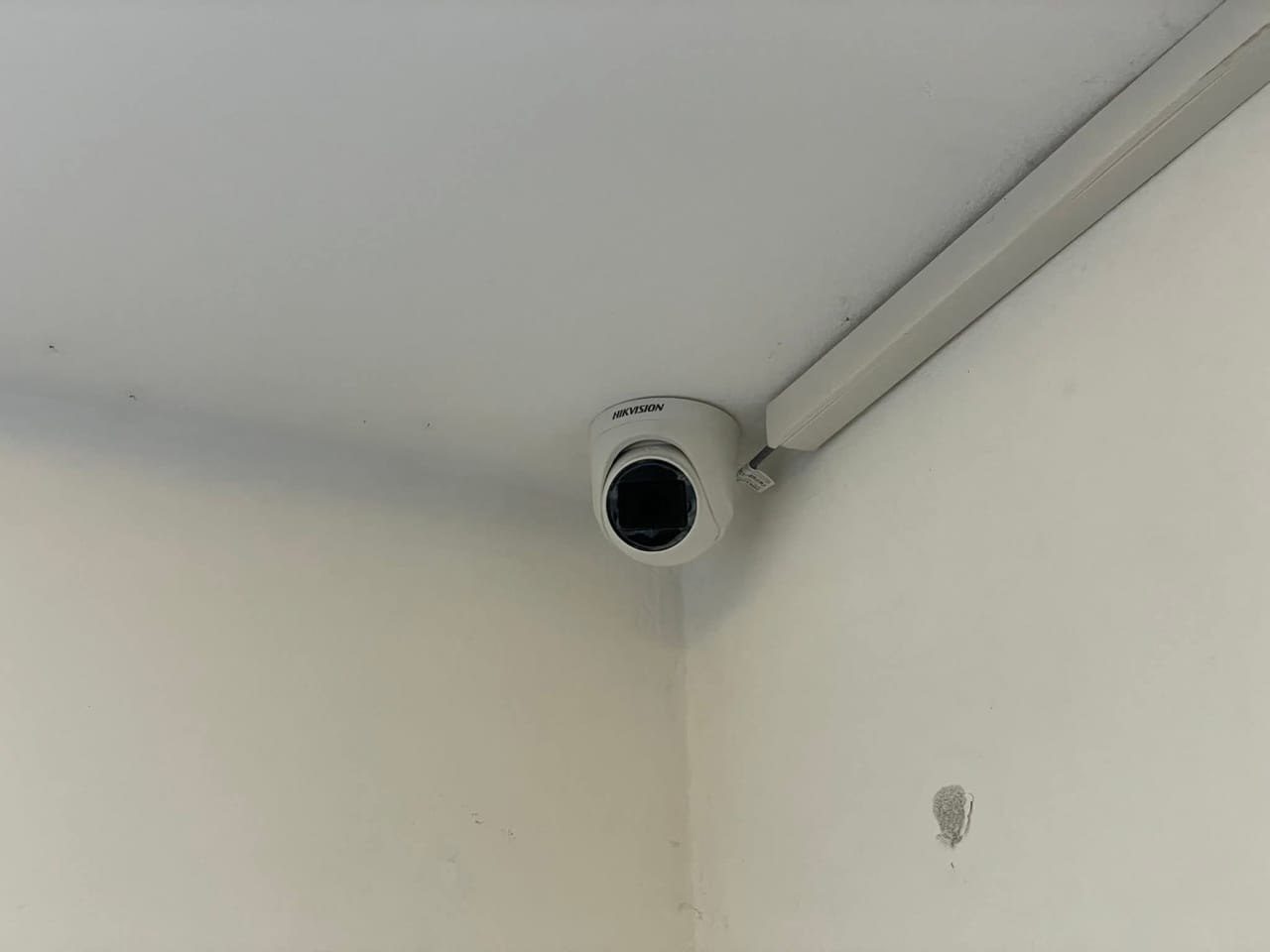 Caméra dôme Hikvision installée en angle de plafond