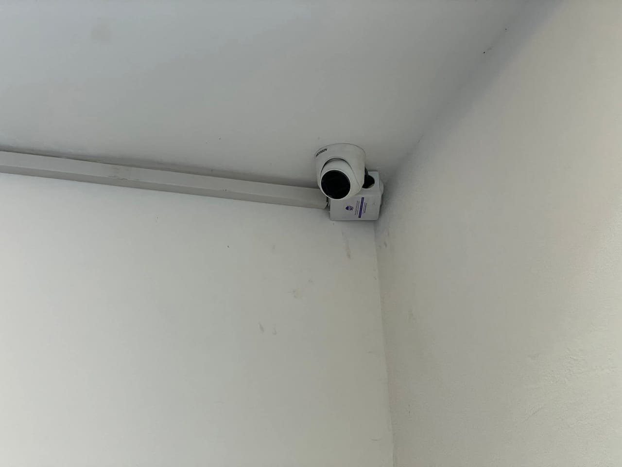 Caméra dôme orientable Hikvision fixée en angle de plafond