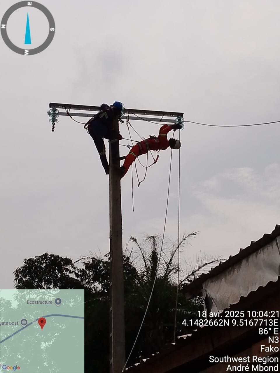Deux techniciens harnachés en intervention sur un poteau électrique haute tension