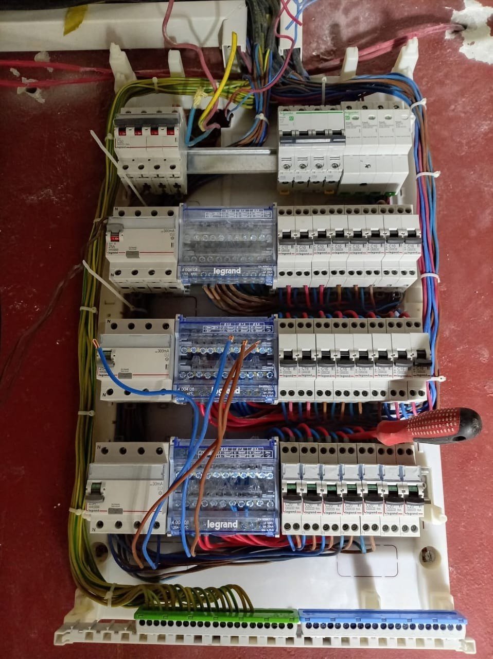 Armoire électrique Legrand en cours de préparation avec câblage apparent