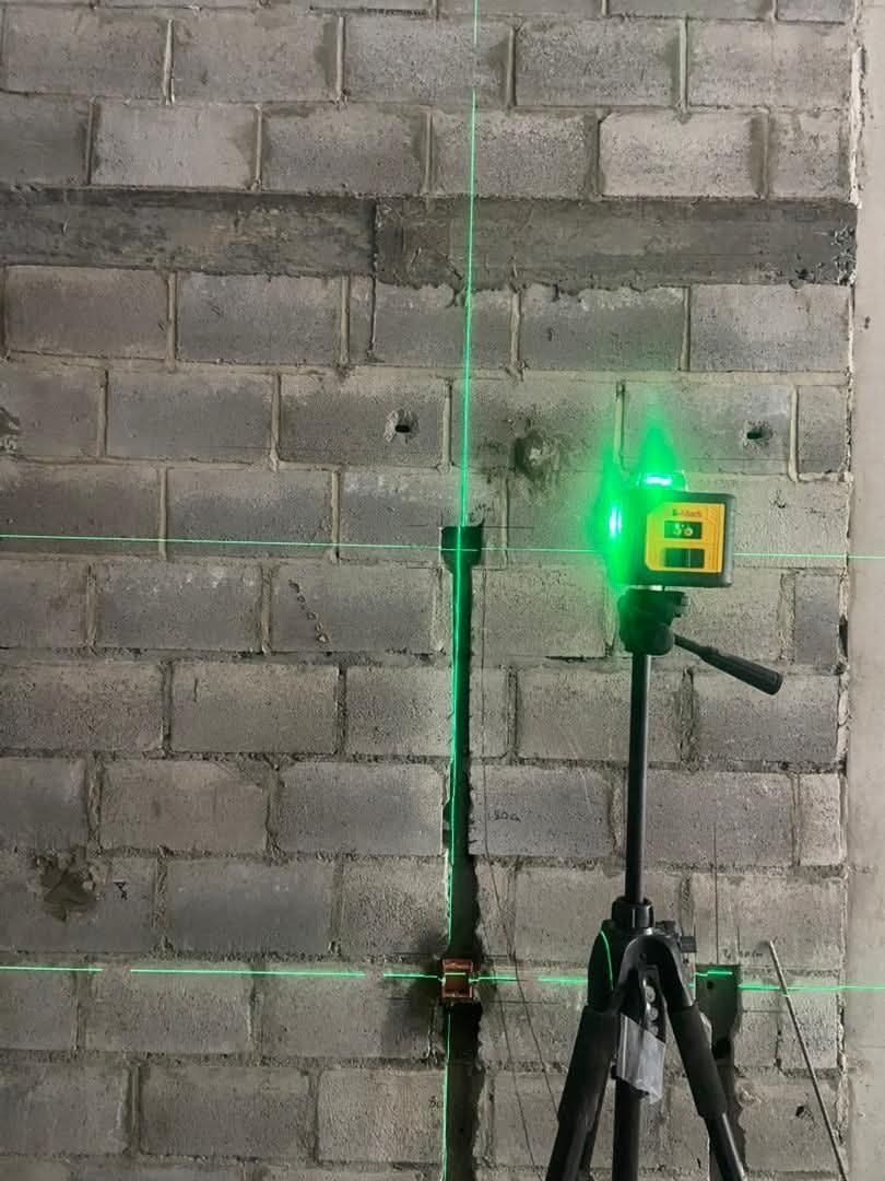 Implantation au laser croisé sur un mur en agglos avant travaux électriques