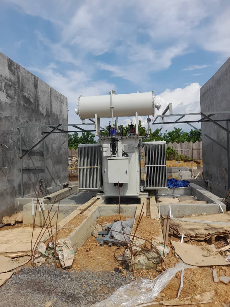 Transformateur électrique de 160 kVA installé dans un poste de transformation en construction