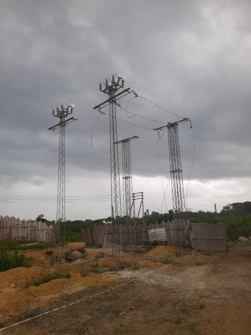 Ensemble de pylônes électriques treillis sur le chantier d'un poste en construction