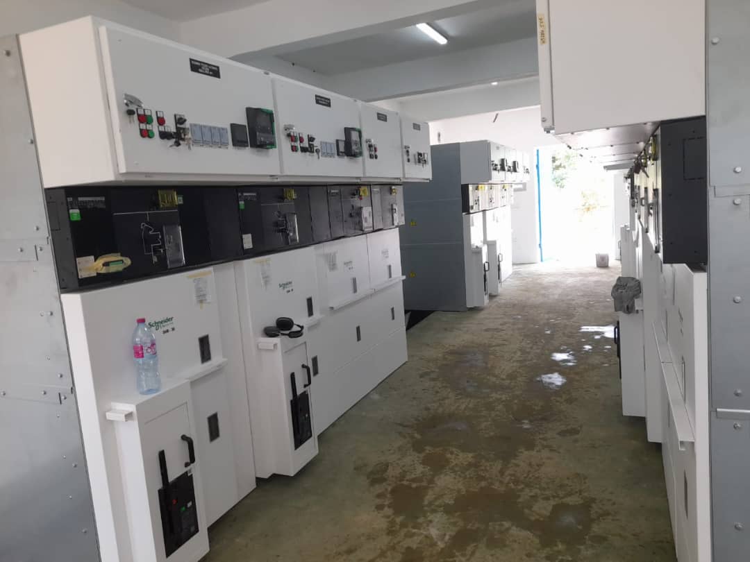 Rangée de cellules haute tension Schneider Electric dans un local technique