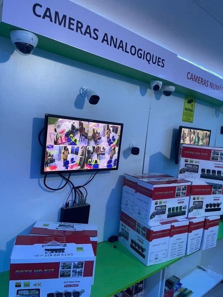 Présentation de kits de vidéosurveillance CCTV et caméras analogiques en showroom