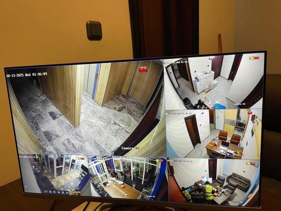 Écran de supervision affichant plusieurs caméras d'un espace de bureaux